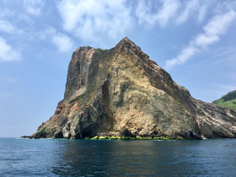 Isla volcánica situada dentro una