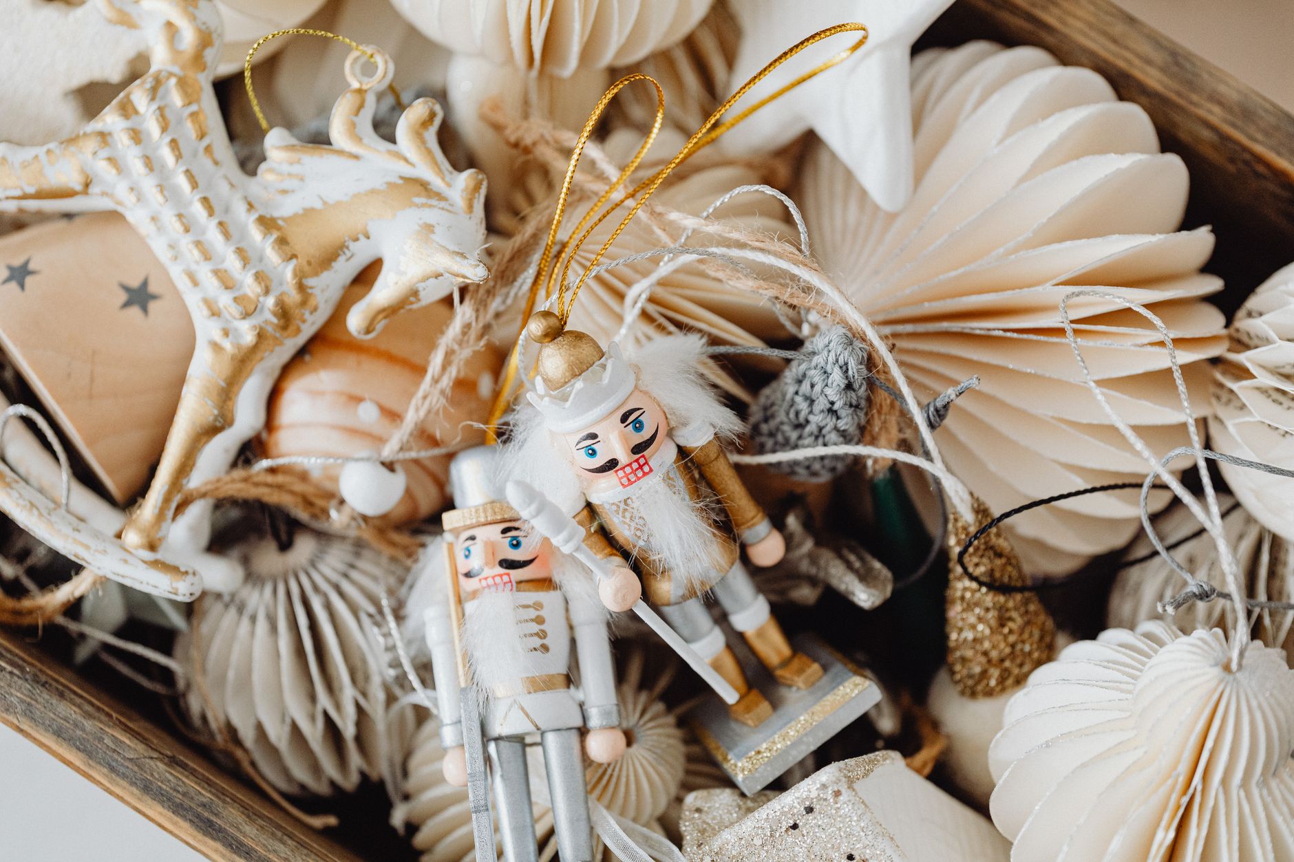Elegantes ornamentos de Natal com quebra-nozes que mostram o artesanato da decoração natalina.