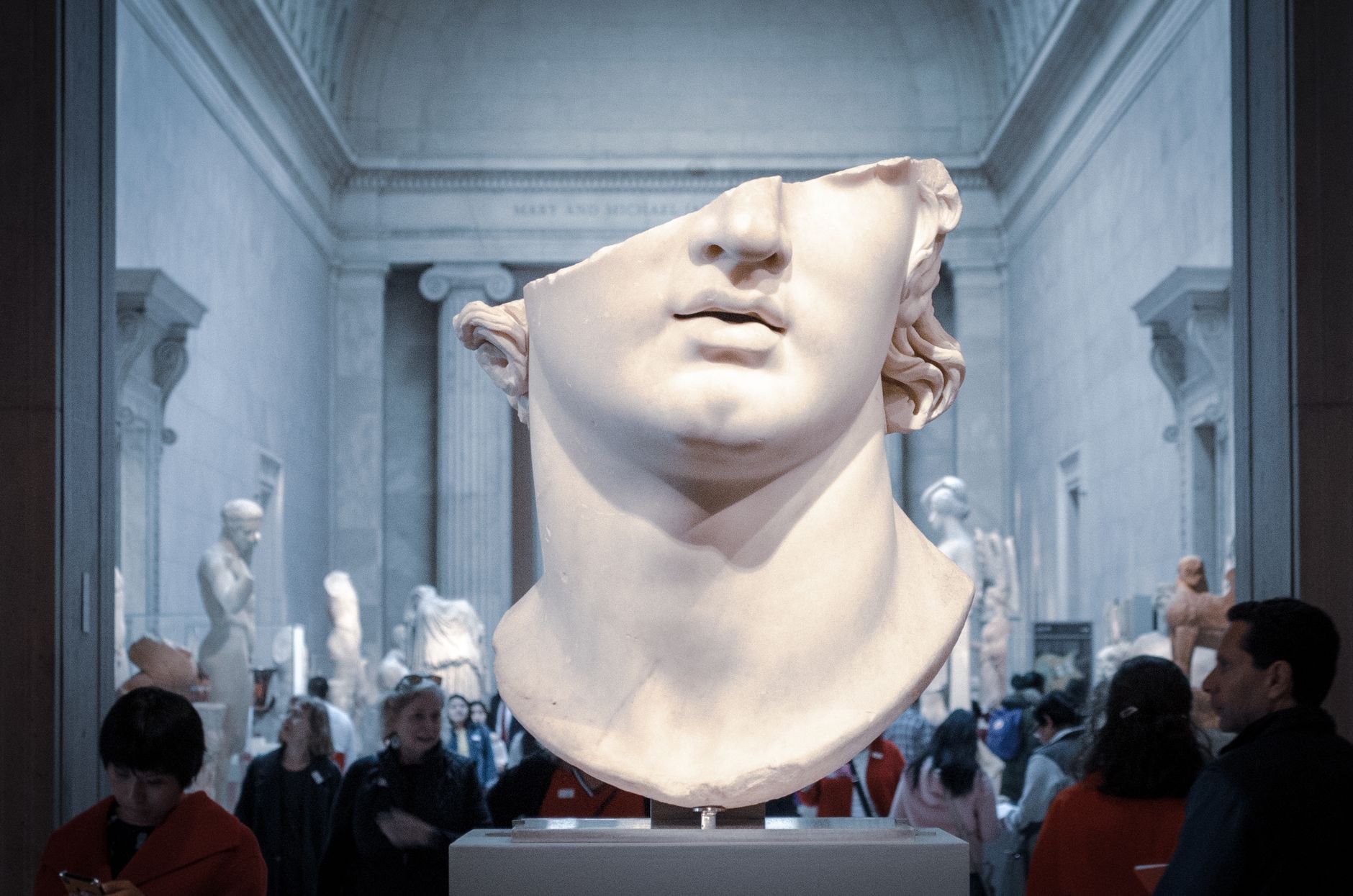 Busto de cabeça em mármore grego em exibição em uma exposição de museu na cidade de Nova York.