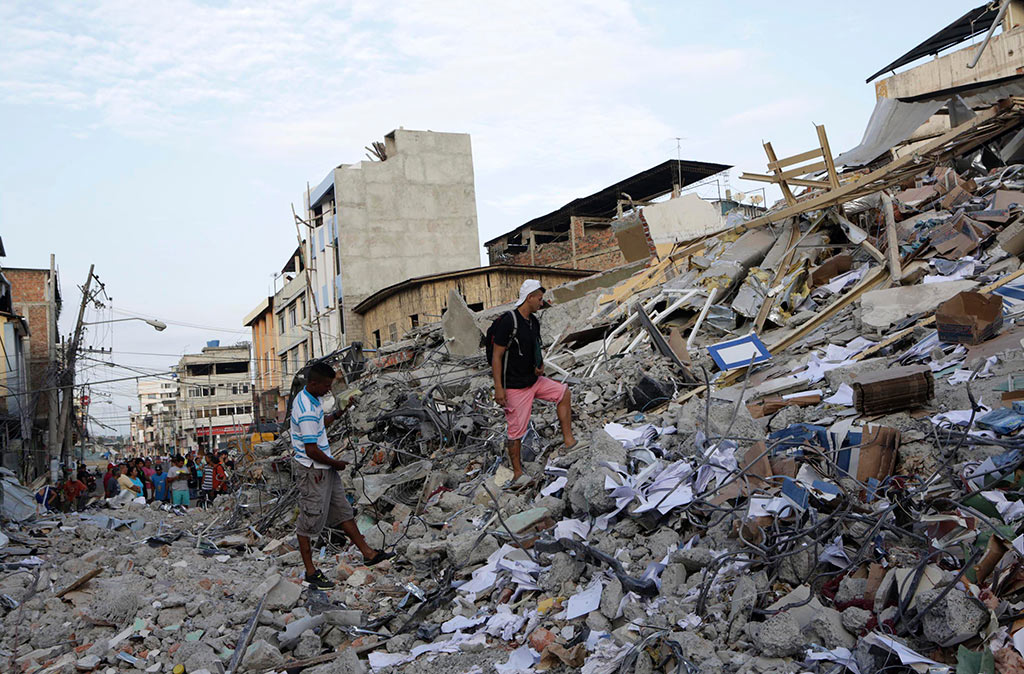 Aumentan a 413 los muertos por el sismo en Ecuador | Vistazo