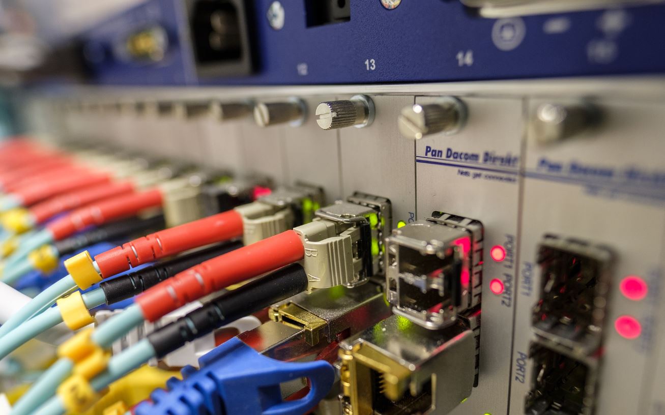 La técnica para mejorar con fibra óptica redes de centros de datos