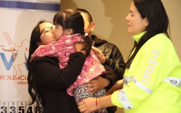 Este jueves, Anahí fue entregada a sus padres por la Policía.